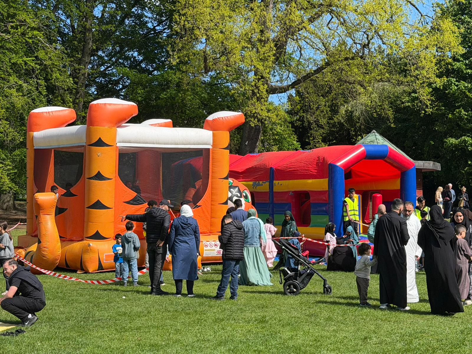 Hoppborgar och familjer på eidfesten i Stadsparken