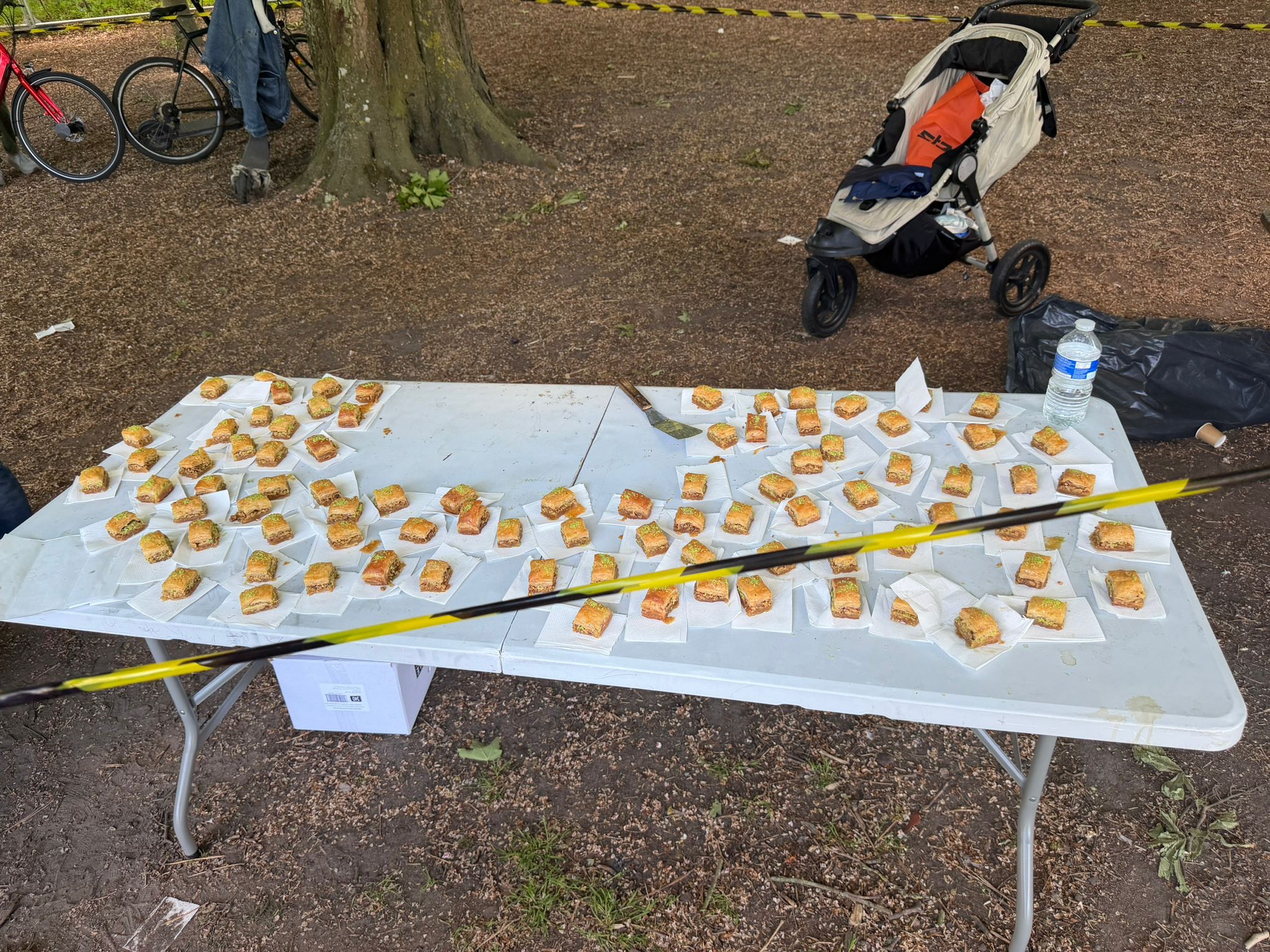 Bord dukat med bakverk som delades ut till besökarna under eidfesten