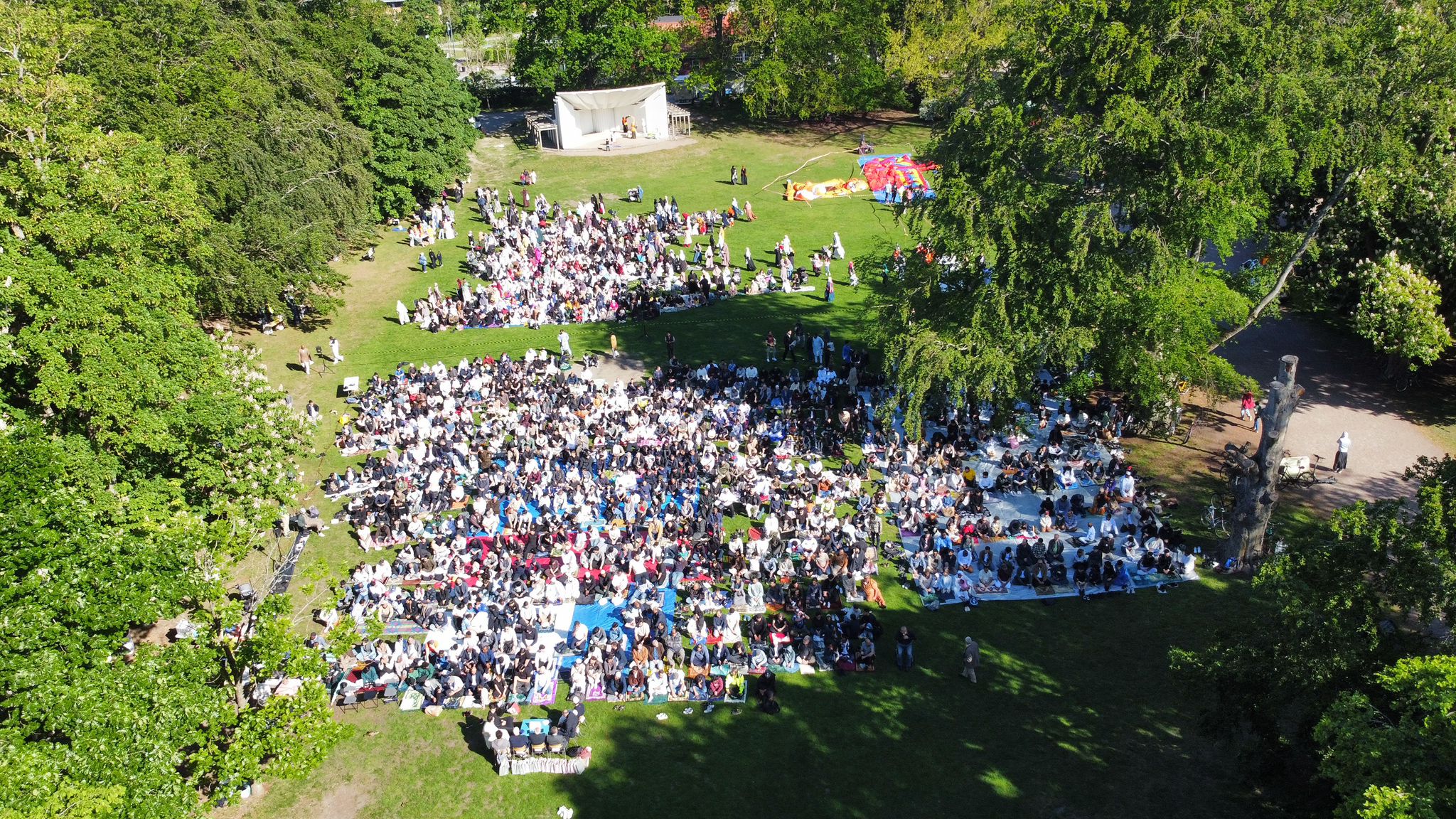 Flygbild över den stora eidfesten i Stadsparken — hundratals samlade framför Vita Scenen